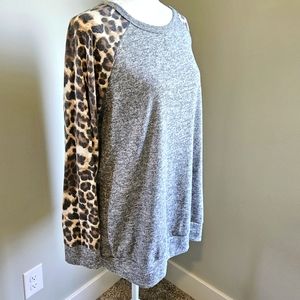 Soft Crewneck Sweatshirt Gray/Leppard Print, Large